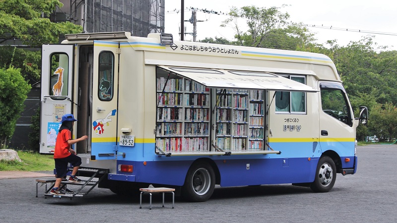 横浜を走る移動図書館「はまかぜ号」。引退後も本を届けるその雄姿とは?